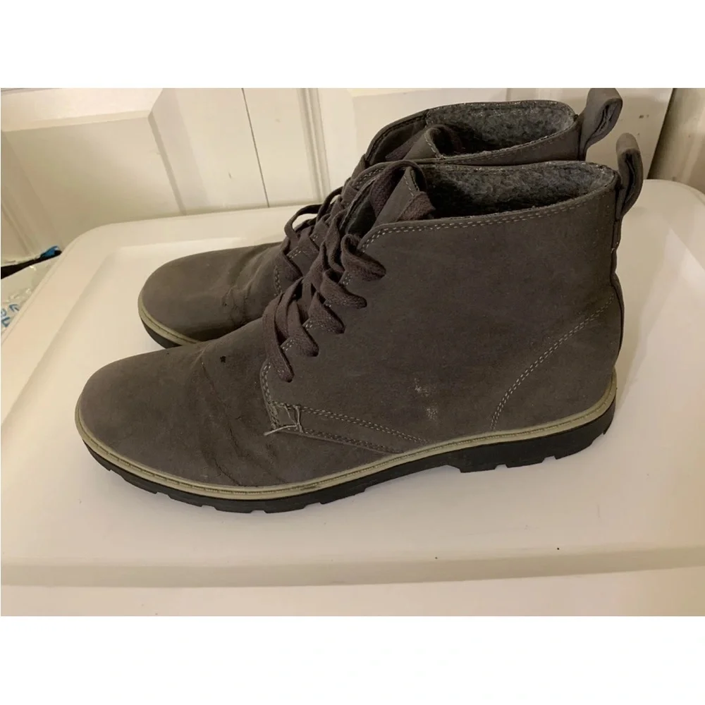 Carbon Men's‎ Sz 11 Gray Chukka Boots faux suede